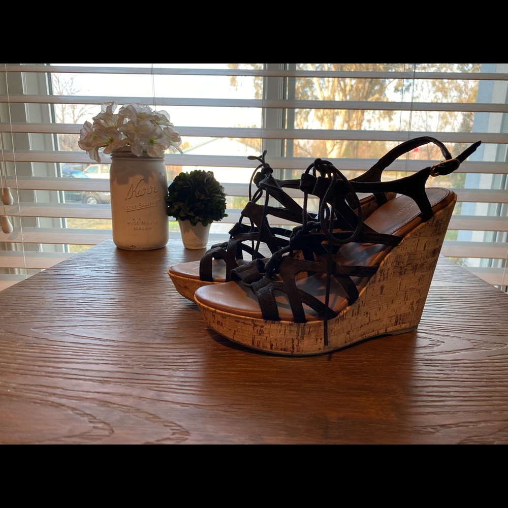 Black wedges